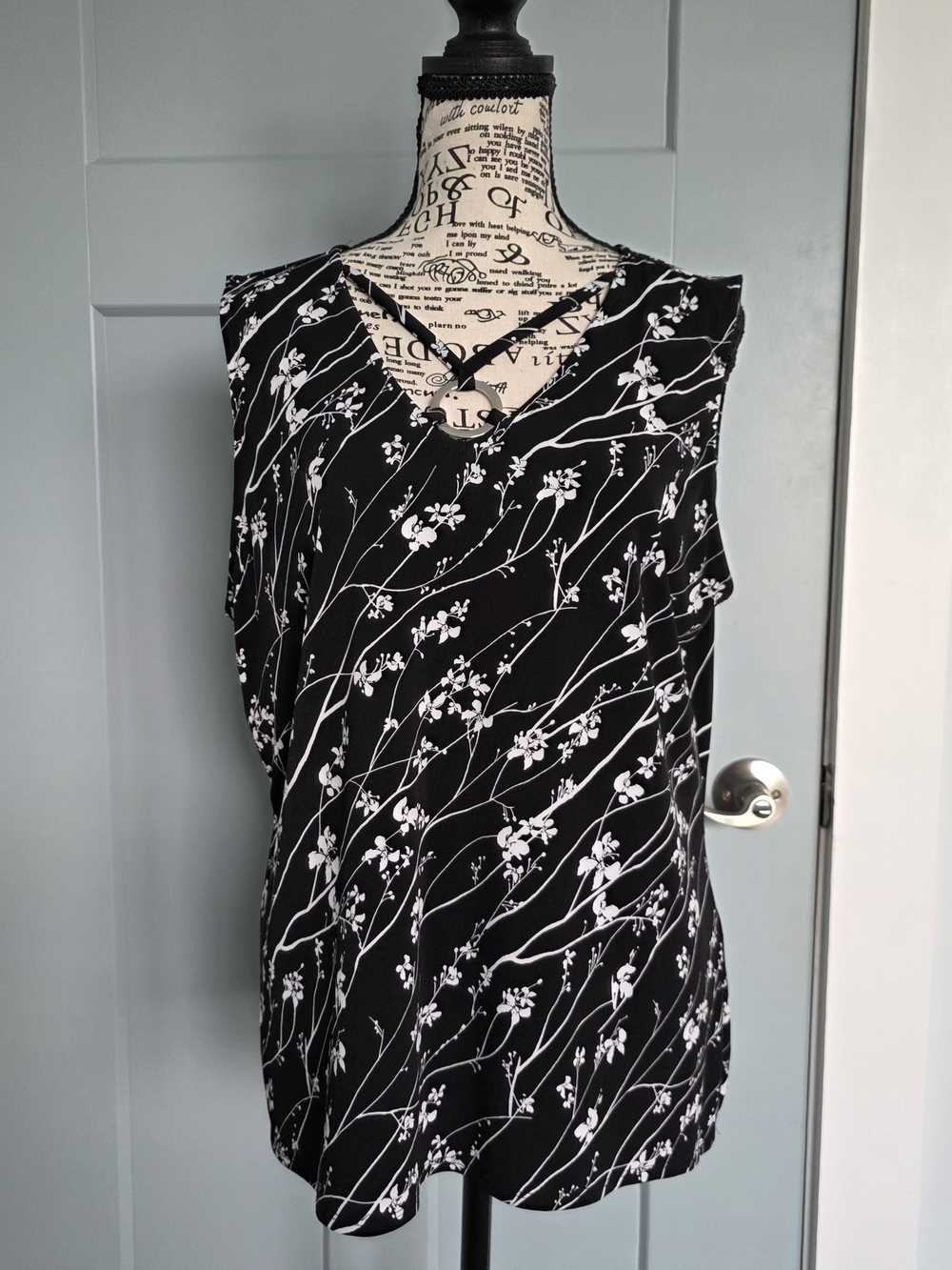White House Black Market Floral O-Ring Tank Top L Black White V-Neck Strappy